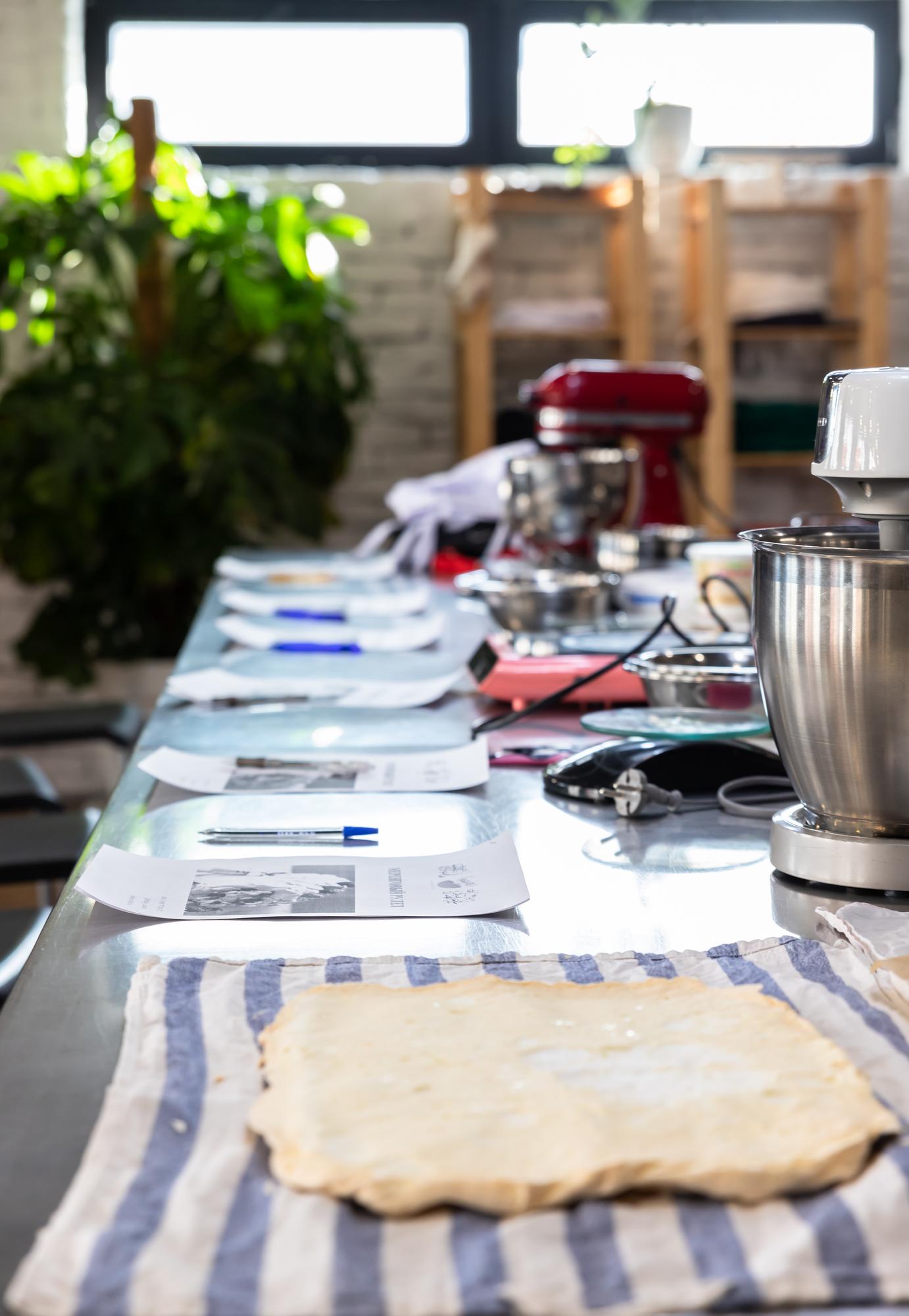 Mesa con utensilios de cocina